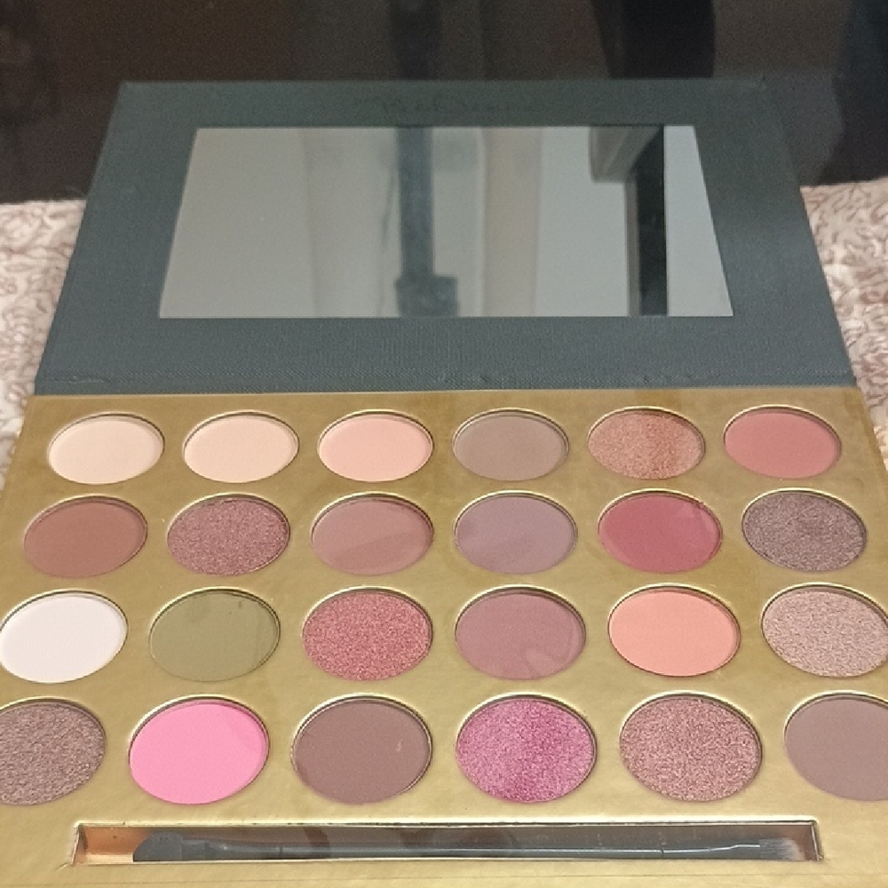 24-Color Eyeshadow Palette - Black and Gold
